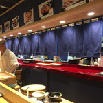 晶 - 店内一番奥の席から