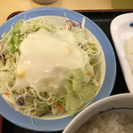 松屋 - 野菜サラダはフレンチドレッシングをかけて。