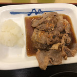 松屋 - カルビ焼肉には大根おろしが添えられて焼肉のタレにバーベキューソースをたっぷりかけて七味も投入して。