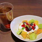 メロウ ブラウン コーヒー - オーツ麦＆フルーツヨーグルト900円とアイスティー300円