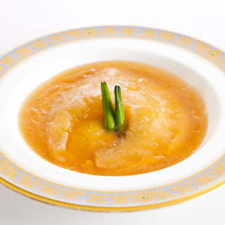 総料理長が腕をふるう、贅沢な素材を五感で味わうコース料理