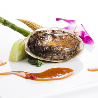 伊勢海老やアワビなど、新鮮なお魚を使用したアラカルトをぜひ