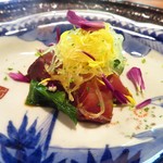 心根 - 造り　戻り鰹塩タタキ　蕪葉　菊花　糸瓜