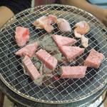 焼肉 はせ川 - 肉を焼いているところ