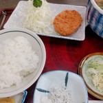 寿司辰 - 定食のコロッケとジャコ