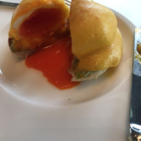 イタリアンダイニング ケシキ - 朝食ビュッフェ４８９５円（総額）。ズワイガニのエッグベネディクト。全体的に薄味で、素材の味がよくわかります（╹◡╹）。濃厚な卵黄のコクを楽しめて、とても美味しくいただきました（╹◡╹）