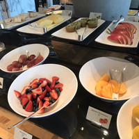 イタリアンダイニング ケシキ - 朝食ビュッフェ４８９５円（総額）。ビュッフェ台。