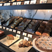 イタリアンダイニング ケシキ - 朝食ビュッフェ４８９５円（総額）。ビュッフェ台。パンが充実しています（╹◡╹）