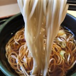 ゆで太郎 もつ次郎 - 麺リフト　蕎麦粉とつなぎの小麦粉の割合は不明
            ですがそばは中層粉メインに石臼粗挽き粉をブレンド
            して、白い色目の江戸切りそばの仕立て。
            香りは淡麗穏やかです。もう少し歯ごたえが有ればより好みです。
            
            