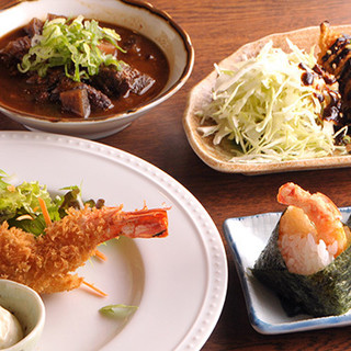 名古屋料理、串烧、新鲜生鱼片等单点菜肴也很丰富！