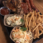 Midtown BBQ - BBQ盛り合わせ
                      コールスロー、ポテサラ、スペアリブ、チキン、ビーフ、ソーセージ、フライドポテトetc…