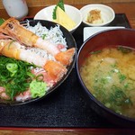 漁師のおかず海老や - ランチ (三色丼＋味噌汁＋玉子焼き＋お新香) 税込み 850円