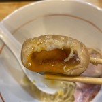 川の先の上 - 味玉断面。半熟を超えて半生です。