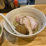 川の先の上 - 鶏チャーシュー２枚、豚ロースチャーシュー２枚です