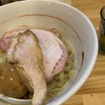 川の先の上 - チャーシューはレア気味で美味しいです。