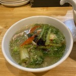 川の先の上 - スープには、ネギ、ネギ１本焼き、メンマ、パプリカ、豚肉、かぶ、青菜が入ります