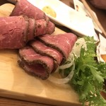 Trad Gras 薬酒BAR - 料理写真:シェフ特性ローストビーフ。ワサビと塩でどうぞ。