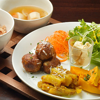 ランチメニューも豊富！当店ならではの品々をご堪能ください