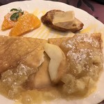 メザニンフロア ロビーラウンジ - 林檎とチーズのホットクレープ 中にはりんごと溶けたカマンベールチーズ