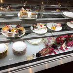 メザニンフロア ロビーラウンジ - ケーキのショーケース だいぶ少なくなってしまいましたと予め話していただきました