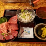 日比野市場鮮魚浜焼きセンター - 生マグロの鉄火丼（ご飯少なめ）950円