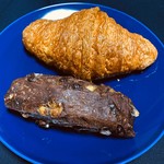 117998024 - 上→クロワッサン ジャポン(国産小麦粉と国産バターを使用)
                      下→ミニ トラディション ショコラ