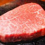 焼肉ダイニング 門 - シャトーブリアン♪溶岩で焼いているので余分な取れふっくらおいしく仕上がります。