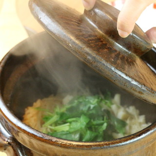 ``Kamameshi'' is a specialty dish that combines handmade soup stock and high-quality ingredients.