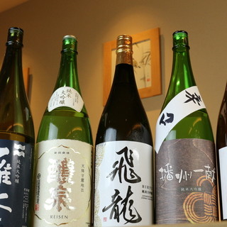 全国の厳選酒は常時10種以上。季節の限定酒や希少な一杯も。