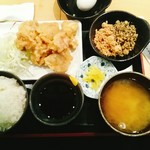 Taishuu Robata Fujiyama Sakura - 鶏天定食750円、無料の鶏そぼろ二種、卵