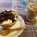 カフェ&バー ティー フォー ツー - アサイーボウルとアイスカフェオレ