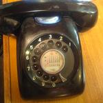 喫茶リリー - いまだ黒電話が使われている