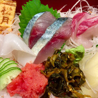 海鮮処松月亭 博多本店 - 鯛、イカ、鯖、明太子、辛子高菜、玉子焼き、がのっています。色合いも綺麗です。