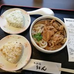 則武家うどん - 肉うどんミニ460円·おにぎり菜飯·おかか各50円。合計560円。