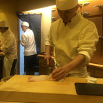 鮨 しゅん輔 - 真鯛を斬りつける高岡氏