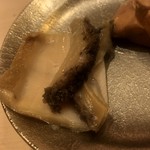 鮨 しゅん輔 - 鮑の酒蒸し、紐乗せ