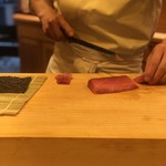 鮨 しゅん輔 - 追加の中トロ手巻き。冊の皮岸部位を斬りつけていただきます