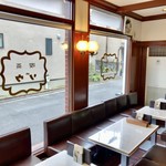 喫茶 ゾウ - 前店のコーヒーショップ ブラジルの趣を残したウインドウとテーブル席