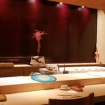 たかおか - 店舗内装
      カウンター6席の上質な空間に身を任せます。