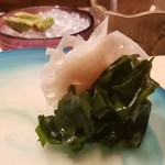 たかおか - ○つきだし
      若布と酢蓮根、自家製ポン酢で。