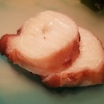 たかおか - (01)焚き水蛸 (千葉県銚子産)
      産卵期は初夏～夏、旬は通年。
      寿命3～4年、産卵後2ヶ月で死滅
      水蛸自体の薫りが素晴らしい！
      真蛸より軟らかな歯応え、旨みが拡がります