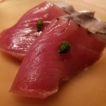 たかおか - (02)戻り鰹(千葉県銚子産、巻き網)
      日本近海の本鰹の産卵期は夏
      自家栽培した藁で燻し芳ばしい薫り、戻り鰹で脂のりが良い
      巻き網なのでやや酸味がありアクセントになっています