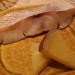 たかおか - (03)白甘鯛(千葉県銚子産)の焼き物、紅あずま
      白甘鯛の産卵期は冬～初夏、旬は秋～冬。
      旬に入り脂のりが良くなりました。
      紅あずまは千葉県で大食い栽培用されてて、繊維が少なめで甘い品種なんだそう。