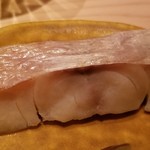 たかおか - (03)白甘鯛(千葉県銚子産)の焼き物
      焼いた白甘鯛の頭と骨で取った出汁に漬け込まれ、白甘鯛の濃さをより凝縮。
      鱗と皮を引きつつも、表面の皮下の薄皮は残してあり、上品な脂がしっかり楽しめます。