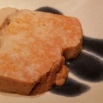 たかおか - (04)鮟鱇の肝(千葉県銚子産)
      湯気が出ている煮立ての鮟肝が目の前で切り分けられて提供されました。
      形を保っているものの、口腔内でスッと溶け、コクのある旨みと円やかな甘みに日本酒が進みます♪