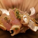 たかおか - (05)真鯵(千葉県浜金谷産)の生姜載せ
      産卵期は春～夏、旬は秋～冬。
      細かく切られていますが、肉厚で脂のりもバッチリでした。