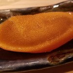 たかおか - (06)自家製唐墨(3日寝かせ)
      炙られて芳ばしく香り、内側から旨みが凝縮した汗が浮かんでいます。
      塩抜きも完璧で7年味醂に漬け込んだ落ち着いた旨みと甘み。