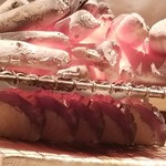 たかおか - (07)鯖の炙り棒寿司の磯辺巻き
      網の上に炭火をギリギリまで近付けて、鯖の脂をじゅうじゅうと焦がします。
      その微かな美味しい音に思わず聞き耳を立ててしまいます。
