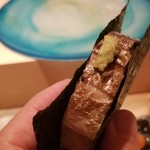 たかおか - (07)鯖の炙り棒寿司の磯辺巻き
      見て、薫って、聴いて、そして食べる。
      五感を刺激する肴の提供の流れと味わいの濃淡の変化。
      ストーリーが感じられます。