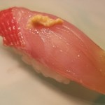 たかおか - (09)金目鯛(千葉県銚子産)のヅケ
      皮目が鮮やかな朱色で美しい。
      淡く赤みが入った飴色で軟らかな舌触り。
      濃厚ですがしつこく無く、上品かつ濃い旨み、儚く消えるあと味、素晴らしいです。